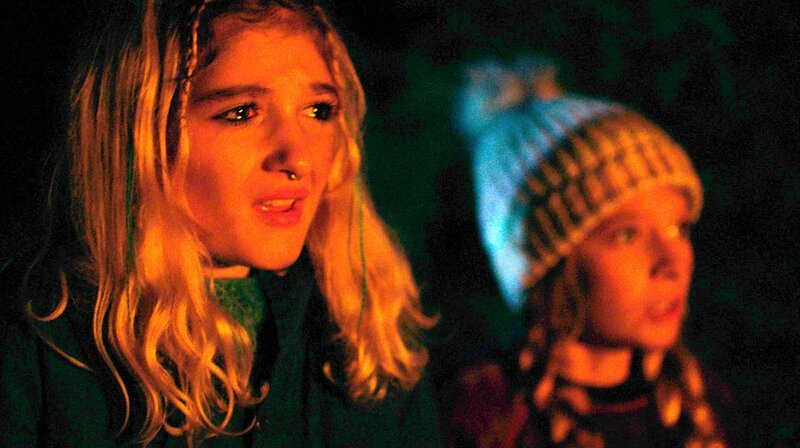 Kim und Jenny müssen zusehen, wie die Lage außer Kontrolle gerät. (von links nach rechts: Bianca Ghilardi-Hellsten, Anine Bonnevie Nagell-Høyer) – Bild: WDR/​NRK