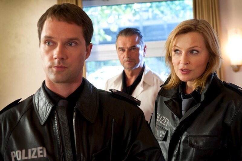 Mattes (Matthias Schloo, l.) und Melanie (Sanna Englund, r.) verdächtigen den Tanzlehrer Eduardo Esteban (Ralph Schicha, M.) als Täter. – Bild: PLURIMEDIA (ZDF /​ Boris Laewen)