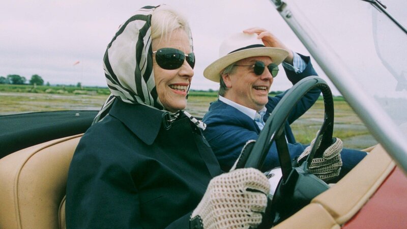 Isobel Hewitt (Honor Blackman) und Quentin Roka (Philip Franks). – Bild: ZDF und All3Media/​All3Media