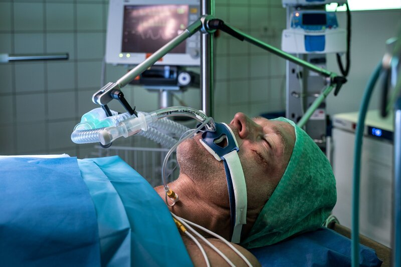 Nachdem Jan Maybach (Marco Girnth) leblos in seiner Wohnung gefunden wird, kämpfen die Ärzte im Krankenhaus um sein Leben. – Bild: ZDF und Uwe Frauendorf