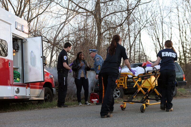 Recreation of crash scene with EMT and Police – Bild: TLC