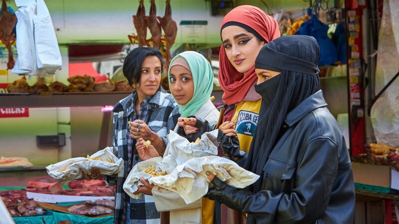 Ob auf der Bühne oder beim Streetfood-Snack: Saira (Sarah Kameela Impey, l.), Amina (Anjana Vasan, 2.v.l.), Ayesha (Juliette Motamed, 2.v.r.) und Momtaz (Lucie Shorthouse, r.) sind ein eingespieltes Team. – Bild: ZDF