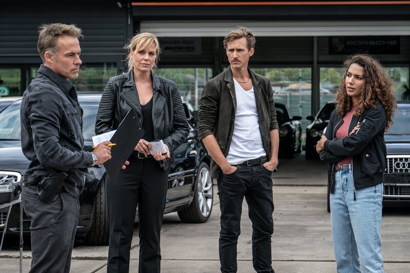 Während der Ermittlungen zu ihrem neuen Fall werden Jan Maybach (Marco Girnth, l.) Ina Zimmermann (Melanie Marschke, 2.v.l.) und Kim Nowak (Amy Mußul, r.) von Moritz Brenner (Johannes Hendrik Langer, 2.v.r.) unterstützt, der an seinem ersten Arbeitstag als neuer Kommissar vollen Einsatz zeigen muss. – Bild: ZDF und Uwe Frauendorf