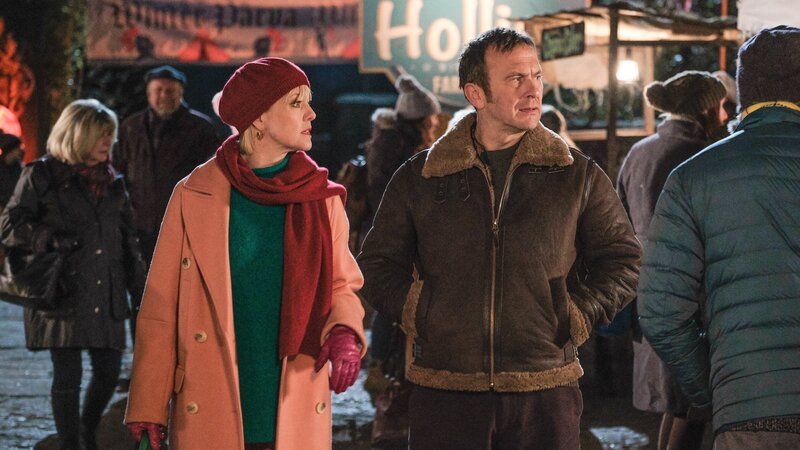 Agatha Raisin (Ashley Jensen) und Charles Fraiths (Jason Merrels) schlendern über das alljährlich stattfindende Winterfest. – Bild: ZDF und Free@Last TV and Company Pictures with all3media international