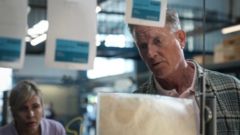 Dan (Peter Mygind) und Marianne (Laura Drasbćk) betrachten die Kinderzeichnung aus Beatrice Werners Schlafzimmer. Enthält sie eine relevante Botschaft? – Bild: Henrik Petit /​ ZDF und Henrik Petit