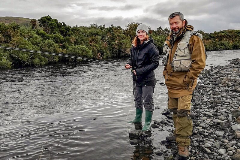 Mitchell Partridge, der Skye Ghillie, mit einer Kundin beim Fliegenfischen – Bild: ORF/​ZDF Enterprises
