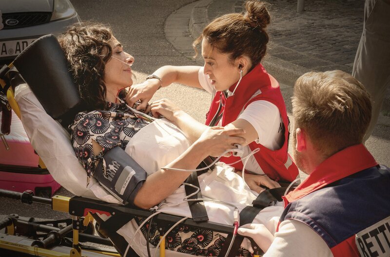 Notärztin Dr. Nina Haddad (Sabrina Amali, M.) muss ihre Mutter (Ilknur Boyraz, l.) behandeln. – Bild: ARD/​SWR/​Maximilian Koch-Erpach