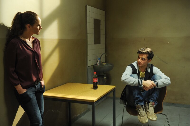 Selma Kirsch (Yve Burbach) befragt Frank Köster (Niklas Nißl) in der Zelle des Präsidiums. Sie will wissen, wo die 2000 Euro geblieben sind, die er dem Mordopfer gestohlen hat. – Bild: ZDF/​MARKUS-FENCHEL