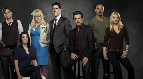 L-R: Dr. Spencer Reid (Matthew Gray Gubler), Emily Prentiss (Paget Brewster), Penelope Garcia (Kirsten Vangsness), Aaron Hotch (Thomas Gibson), David Rossi (Joe Mantegna), Derek Morgan (Shemar Moore) und Jennifer Jareau (A.J. Cook). – Bild: TF1