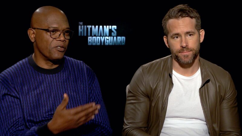 Samuel L. Jackson (l.) und Ryan Reynolds (r.) verbindet die Vorliebe für derbe Witze. – Bild: ZDF und Prime Entertainment Group – 2023./​Prime Entertainment Group – 2023