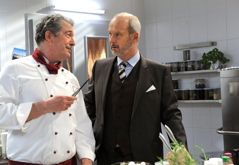 ARD STURM DER LIEBE FOLGE 1288, André (Joachim Lätsch, l.) und Götz (Andreas Borcherding, r.) weisen sich gegenseitig in die Schranken. – Bild: ARD/​Ann Paur