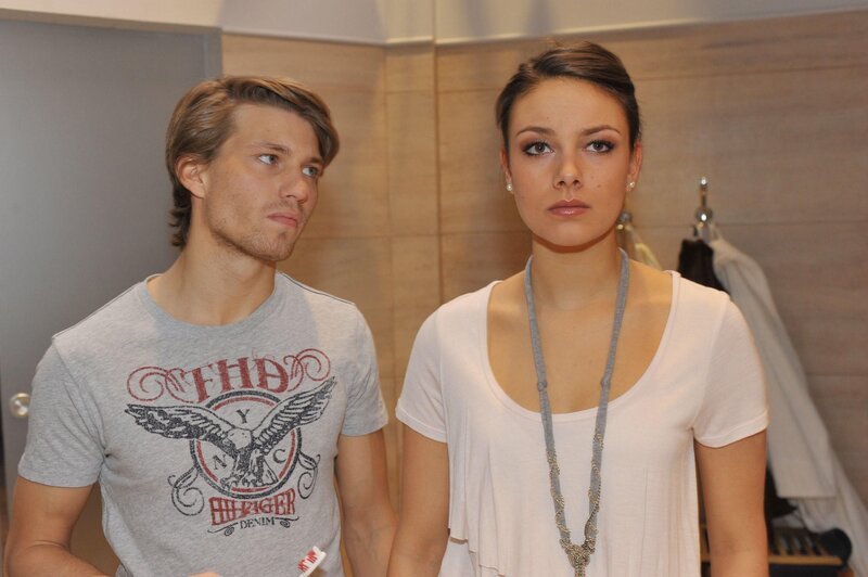 Dominik (Raul Richter) kann sich Jasmin (Janina Uhse) immer wieder entziehen; unklare Veränderung stellt ihre Beziehung in Frage. – Bild: RTL