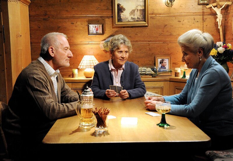 Hildegard (Antje Hagen, M.) traut ihren Ohren nicht, als Alfons (Sepp Schauer, l.) und Käthe (Luise Deschauer, r.) vorschlagen, um den zukünftigen Aufenthaltsort von Käthe zu spielen. – Bild: ARD/​Ann Paur