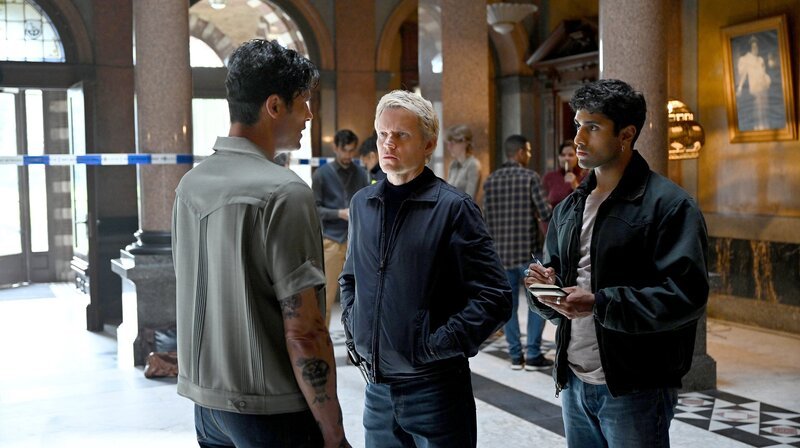 Kommissar Van der Valk (Marc Warren, Mitte) und sein Kollege Eddie Suleman (Azan Ahmed, re.) befragen Hans Lansing (Poal Cairo, li.). – Bild: ARD Degeto/​/​Company Pictures, NL Films/​All3Media International