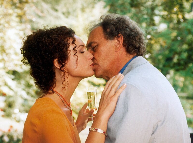 Überglücklich zieht Katharina Klante (Barbara Wussow) bei Martin Vogt (Christian Kohlund) ein, den Adoptivvater ihrer Tochter Laura. – Bild: SWR/​ARD/​Degeto