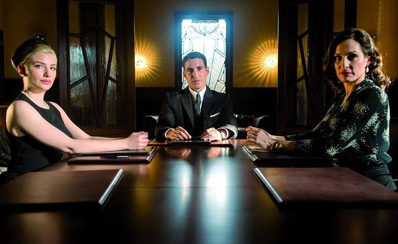 (v.l.n.r.) Patricia Márquez (Miriam Giovanelli); Alberto Márquez (Miguel Ángel Silvestre); Doña Blanca (Aitana Sánchez-Gijón) – Bild: ProSiebenSat.1 Media SE