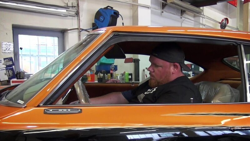 Das Werkstattteam arbeitet an einem Oldsmobile Cutlass Supreme, Baujahr 1972. – Bild: DISCOVERY DEUTSCHLAND