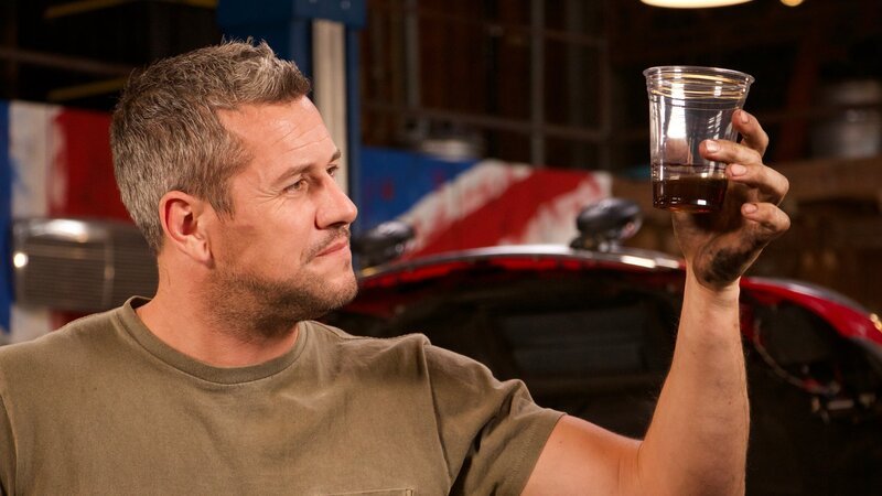 Ant Anstead Holding Cup of Oil. – Bild: Discovery Communications