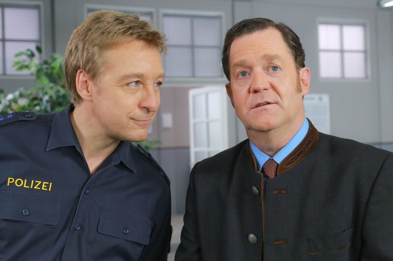 Der Gantinger Bürgermeister Karl Schretzmayer (Jürgen Tonkel, r.) bittet Polizist Michi Mohr (Max Müller, l.) um Hilfe. – Bild: ZDF/​Christian A. Rieger – klick