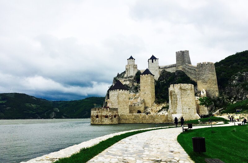 Die Festung Golubac aus dem 14. Jahrhundert stand immer wieder im Fokus von Ungarn, Serben und Osmanen. Denn strategisch gesehen ist sie ein optimaler Kontrollpunkt. Direkt am Nadelöhr „Eisernes Tor“, das alle Schiffe passieren müssen – Bild: SWR/​Sebastian Lindemann