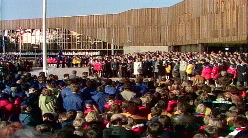 Das Jahr 1979 – die DDR feiert ihren 30. Geburtstag, die Alternative Liste ist zum ersten Mal im West-Berliner Senat vertreten und die Kongresshalle ICC wird eröffnet. Eine Berlin-Chronik der Superlative: 40 Folgen, von 1961, dem Jahr des Mauerbaus, bis zum neuen Jahrtausend 1999, zehn Jahre nach dem Mauerfall. – Foto: Eröffnung Pionierpalast ‚Ernst Thälmann‘ in Ost-Berlin in Berlin. – Bild: rbb