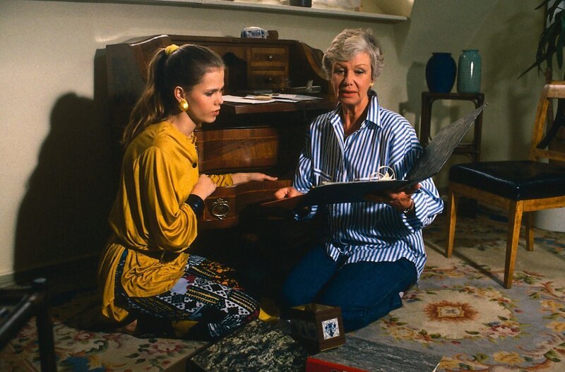 Für die Taufe von Andy’s und Elke’s Kind suchen Elke (Juliane Rautenberg, l.) und Hannelore (Maria Sebaldt, r.) nach dem Familienbuch. – Bild: ZDF und Barbara Oloffs