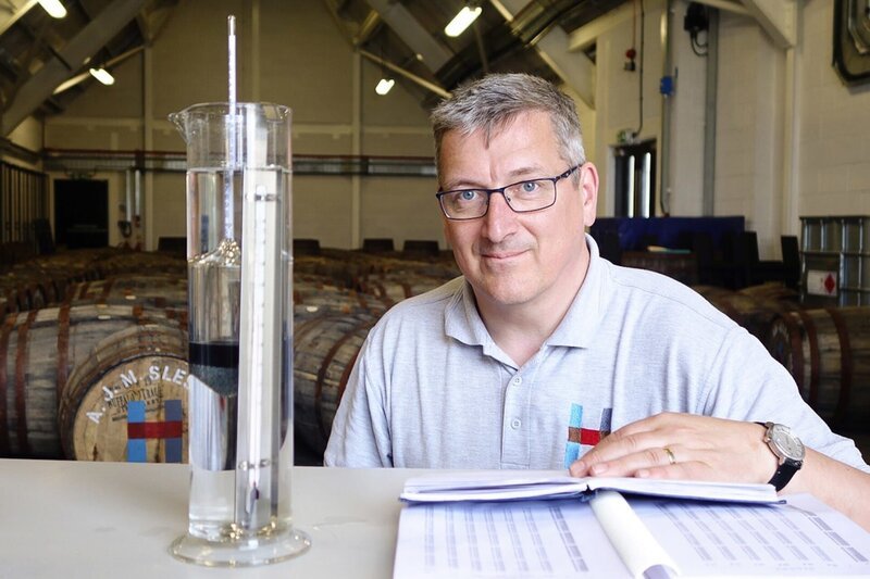 Kenny Maclean betreibt eine neue Destillerie auf der Insel Harris. Viele der Whiskeyfässer, die hier noch viele Jahre lagern werden, sind schon heute an die Inselbewohner verkauft – eine Art Crowdfunding. – Bild: ZDF/​arte/​Kristian Kähler