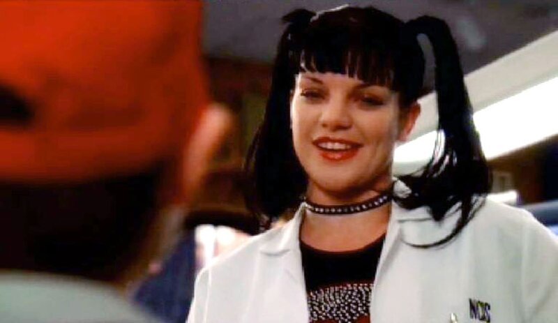 Abby (Pauley Perrette, r.) zeigt einer Gruppe Pfadfinder ihr Labor. Von Carson Taylor (Dominic Scott Kay, l.) gibt sie zum Spaß den Fingerabdruck in den AFIS-Computer ein&nbsp;… – Bild: 13th Street