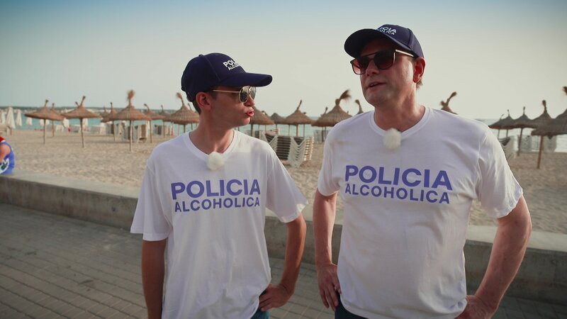 Knallharter Einsatz am Ballermann: Fabian Köster (l.) und Lutz van der Horst (r.) versuchen, das neue Alkoholverbot auf Mallorca durchzusetzen. – Bild: ZDF und Claudio Luciani
