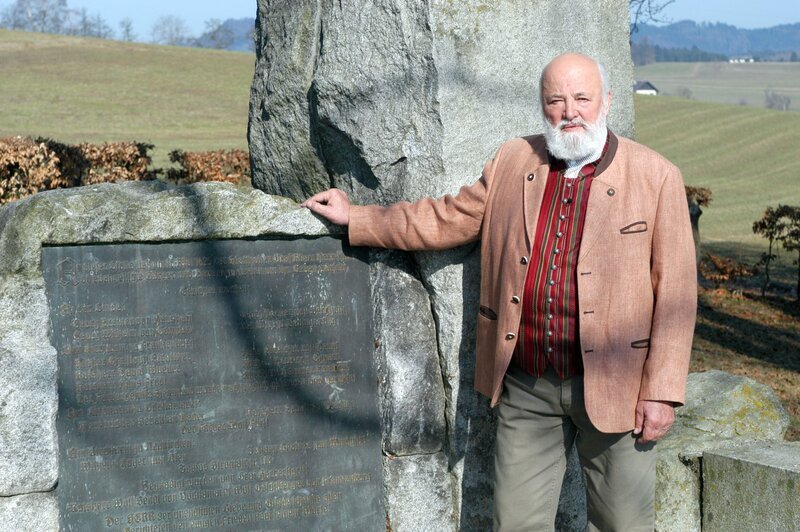 Die Bauernkriege haben das Geschehen am Haushamerfeld im Hausruckviertel geprägt. Sepp Forcher vor einem Denkmal, das an das Frankenburger Würfelspiel erinnert. – Bild: ORF