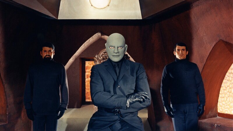 Der durchtriebene Schurke Fantomas (Jean Marais, M.) schlägt erneut zu. Dieses Mal nimmt er skrupellos die Superreichen der Welt ins Visier. Seine Handlanger wie Richard (Hubert de Lapparent, r.) und der Mafiaboss (Guy Delorme, l.) helfen ihm dabei. – Bild: ZDF