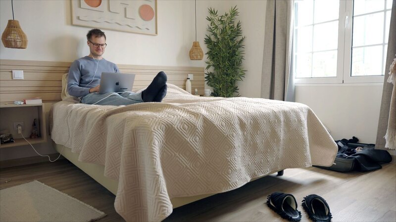 Portugal: Tobias Hug hat keinen festen Wohnsitz und ist seit 17 Jahren zwischen Thailand, Indonesien, Marokko und Portugal unterwegs. – Bild: ORF