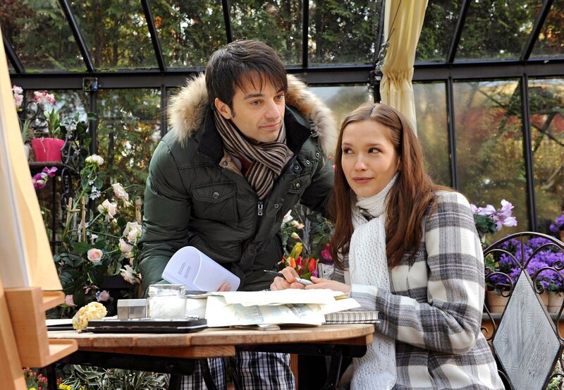 Robert (Lorenzo Patané, l.) bietet Eva (Uta Kargel, r.) an, sich um die Vertragsverhandlungen für ihr Buch zu kümmern. – Bild: ARD/​Ann Paur