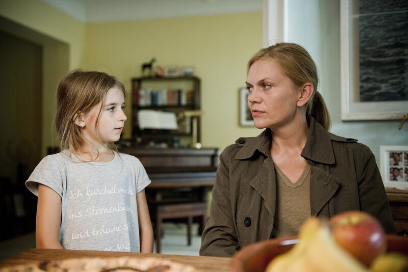 Helen Dorn (Anna Loos) lernt Elena Georgi (Milia Rütter), die jüngste Tochter von Gregor Georgi kennen. – Bild: ZDF und MARTIN_VALENTIN_MENKE