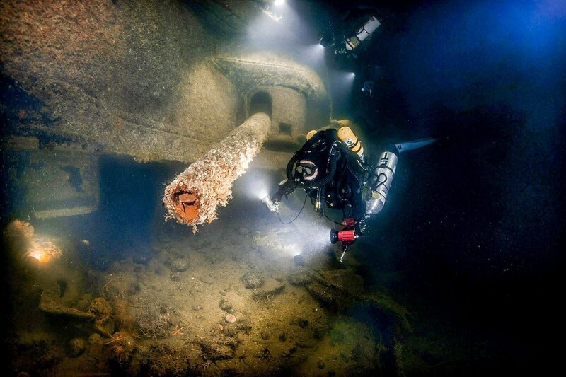 Emily Turton posiert neben einer Kanone. – Bild: ORF/​ZDF Enterprises/​arte/​Kari Hyttinen