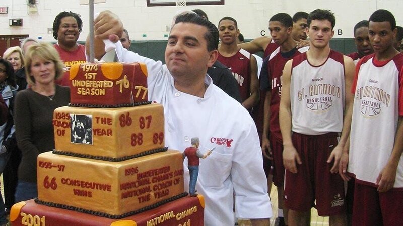 Buddy cuts cake in front of Coach Hurley fans. – Bild: Discovery Communications