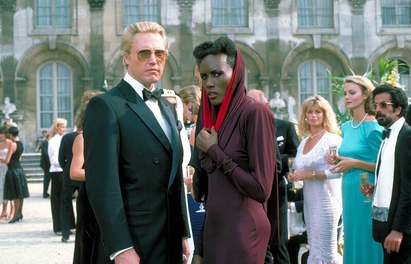 L-R: Max Zorin (Christopher Walken) und May Day (Grace Jones) – Bild: MGM /​ Marlyse Press Photo /​ MPP