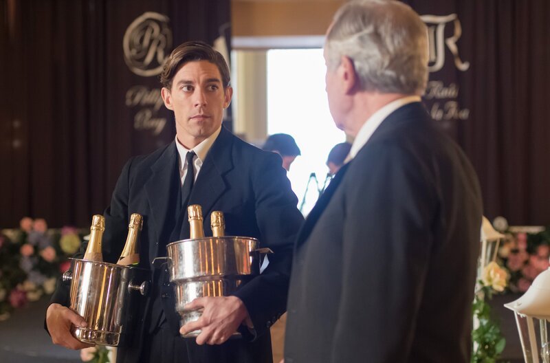 Pedro Infantes (Adrián Lastra, l.) und Emilio López (José Sacristán, r.). – Bild: WDR/​Manuel Fernandez-Valdes/​Beta Film GmbH