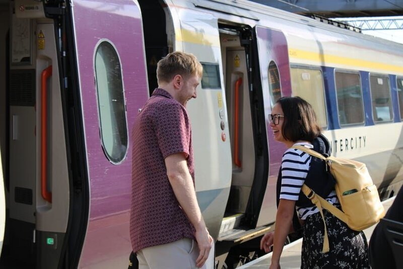 Matthew Howard greeting Greta Fiedler at the train station. – Bild: Warner Bros. Discovery, Inc. or its subsidiaries and affiliates