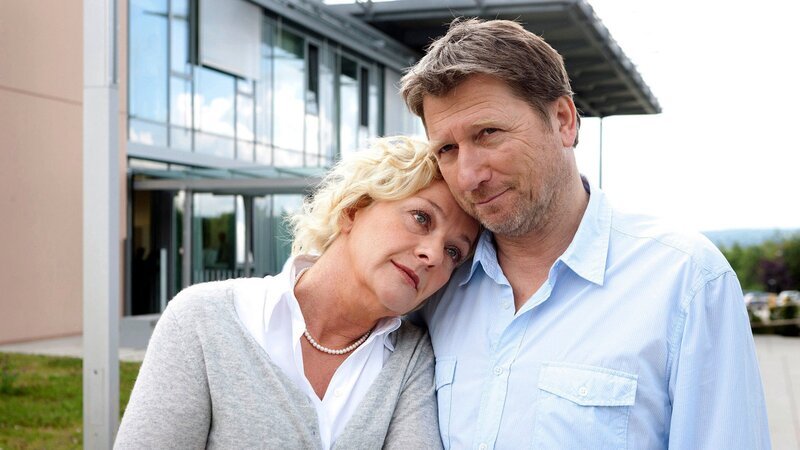 Max (Michael Fitz) holt Veronika (Saskia Vester) vom Arzt ab. – Bild: 3sat