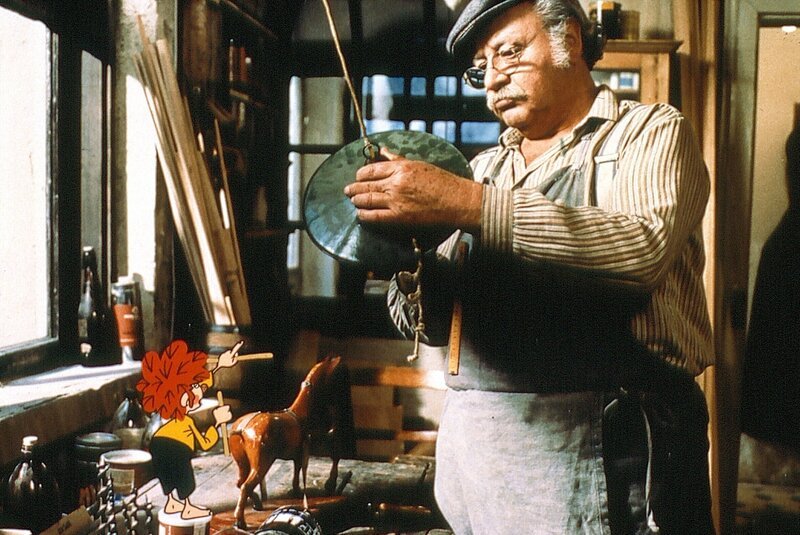 Meister Eder (Gustl Bayrhammer) und Pumuckl. – Bild: BR/​Infafilm