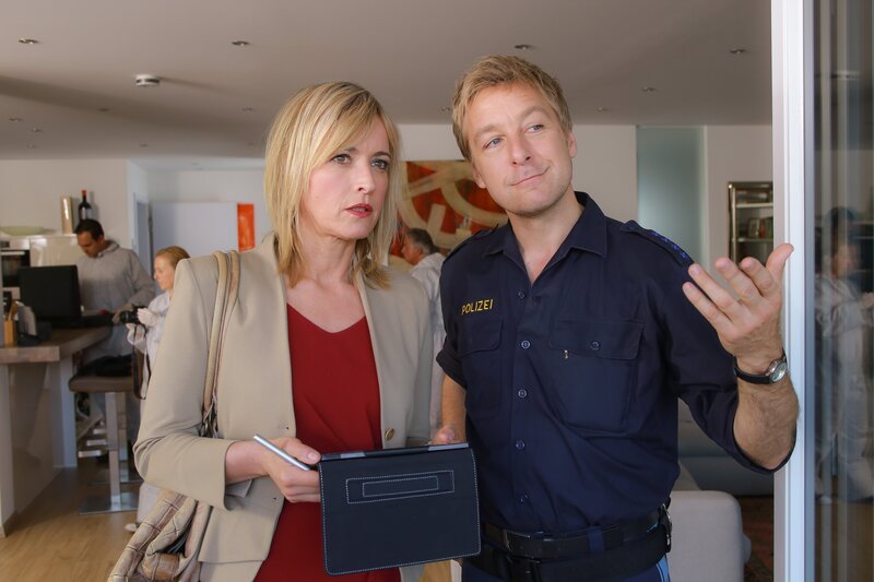 Kommissarin Danner (Katharina Abt) und Polizist Mohr (Max Müller) untersuchen den Tod eines Architekten. – Bild: ZDF/​Christian A. Rieger – klick