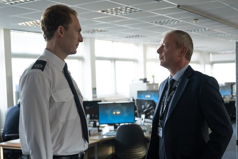 ACC Cassian Pewe (Sam Hoare, l.) hegt eine gepflegte Abneigung gegen seinen Untergebenen Detective Roy Grace (John Simm) – ein Gefühl, das auf Gegenseitigkeit beruht, da Pewe stets bemüht ist, Grace Steine in den Weg zu legen. – Bild: ITV STUDIOS /​ ZDF und ITV STUDIOS