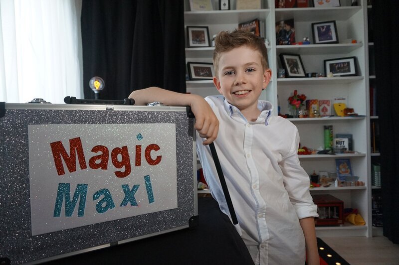 Maxls Hobby ist Zaubern und für die HobbyMania steigt er auf die Motocrossmaschine. – Bild: MDR/​Martin Reißmann