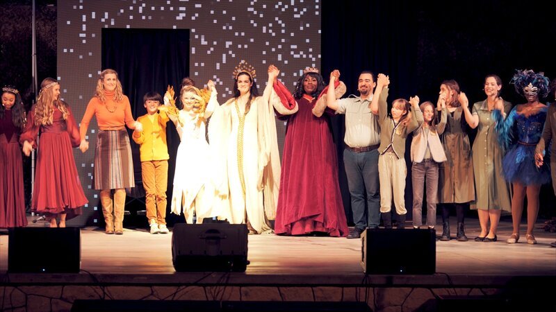 Schussapplaus für das Ensemble. – Bild: rbb/​Fridolin Schöpper