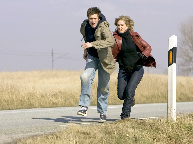 Linda Wallander (Johanna Sällström) jagt den flüchtigen Dealer Jens Olson  (Martin Walström). – Bild: ARD Degeto/​Lars Høgsted