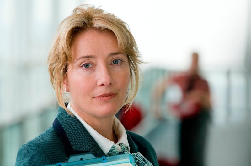 rbb Fernsehen LIEBE AUF DEN ZWEITEN BLICK, „Last chance harvey“, am Donnerstag (30.04.26) um 20:15 Uhr. Kate (Emma Thompson) lebt davon, am Flughafen Passagierumfragen zu machen. (Lizenz bis 30.09.2026) – Bild: rbb/​LEONINE Studios