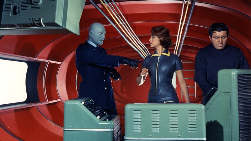 Ein berüchtigter Verbrecher hält ganz Frankreich in Atem: Fantomas (Jean Marais, l.). Er und seine Komplizen Lady Beltham (Marie-Hélčne Arnaud, M.) und sein Leibwächter (Henri Attal, r.) arbeiten im Untergrund, doch eine neue Bedrohung bringt Fantomas dazu, zu handeln. – Bild: ZDF