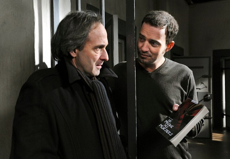 ARD STURM DER LIEBE FOLGE 1276, am Donnerstag um 15:10 Uhr im ERSTEN. Lenas Ex-Mann Stephan (Patrick Wolff, r.) macht Curd (Holger Gotha, l.) in der Zelle ein lukratives Angebot. – Bild: ARD/​Ann Paur