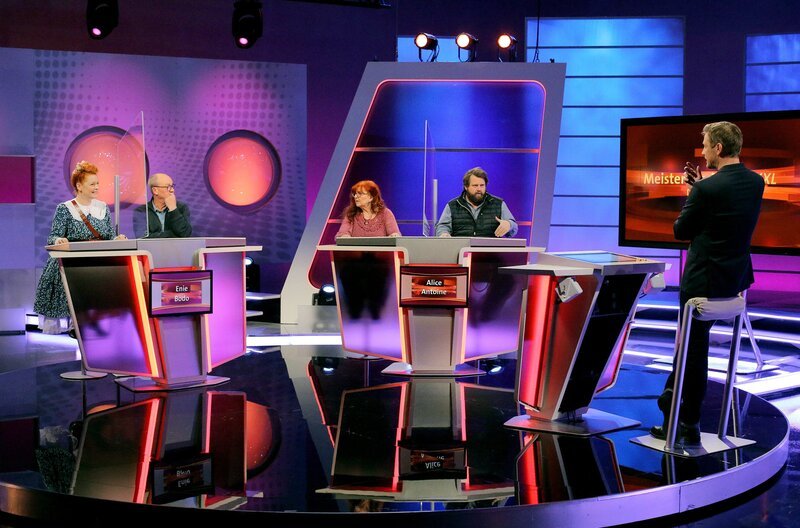 Moderator Florian Weber (re.) überprüft im Wissensquiz „Meister des Alltags“ die Praxisnähe seiner prominenten Kandidaten, v. li.: Enie van de Meiklokjes, Bodo Bach, Alice Hoffmann und Antoine Monot Jr. – Bild: SWR/​Peter A. Schmidt